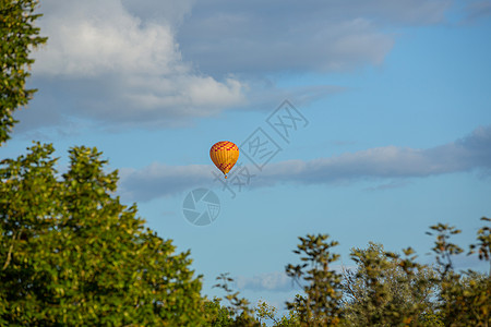 气球飞过多多尼干上空兄弟篮子空气密度乐趣尼龙娱乐自由缆车冒险图片