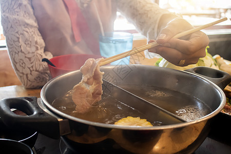 日本餐馆热锅牛肉切片 日本餐厅女孩盘子女士烹饪筷子火锅用餐食物自助餐美食图片