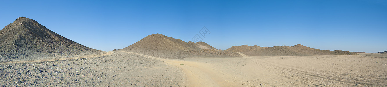 落岩沙漠景观与山丘山脉岩石全景黄色环境沙漠旅行天空砂岩蓝色图片