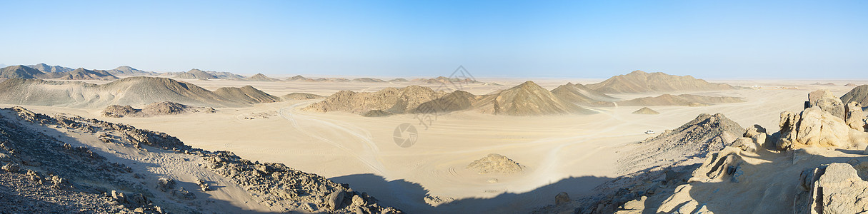 落岩沙漠景观与山丘沙漠荒野全景黄色干旱岩石天空旅行砂岩环境图片