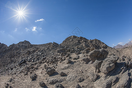 蓝天空背景的洛基沙漠山旅行岩石蓝色太阳石头干旱沙漠荒野顶峰砂岩图片