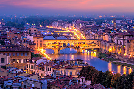 在意大利佛罗伦萨的阿诺河上空图片
