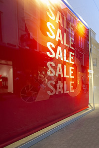 窗口显示大红色销售促销广告的销售广告Name社论出口买家精品衣服吸引力展示城市购物店铺图片