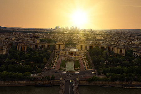 从巴黎市的艾菲尔塔 香普斯德马尔斯的日落观望地标城市广场旅游森林建筑日落房子天空图片