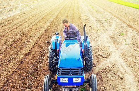 拖拉机上的农民耕种农田 土壤碾磨 破碎和混合 新种植的准备工作 疏松地表 开垦土地以进一步种植 农产工业 农业图片