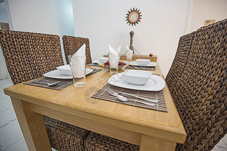 室内设计豪华公寓客厅和餐巾纸的室内设计时间玻璃奢华刀具勺子装饰品桌面餐垫房间餐椅图片