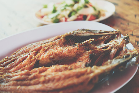 泰国海产食品市场上的鱼酱炸鱼美食厨房餐厅油炸海洋鲷鱼叶子烹饪营养动物图片