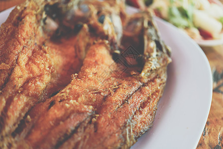 泰国海产食品市场上的鱼酱炸鱼鲷鱼桌子菜单油炸午餐营养街道饮食海鲜美食图片