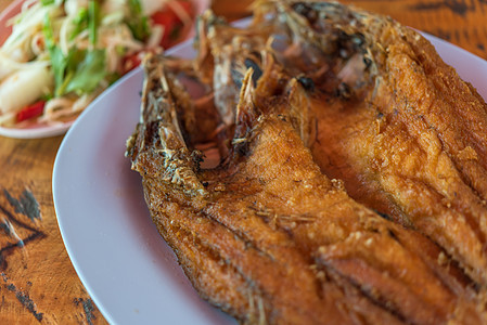 泰国海产食品市场上的鱼酱炸鱼饮食营养美食辣椒盘子鲷鱼厨房烹饪菜单街道图片