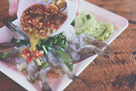 泰国海产食品市场鱼酱中的虾餐厅盘子草本植物美食营养冷藏海鲜食物木头饮食图片