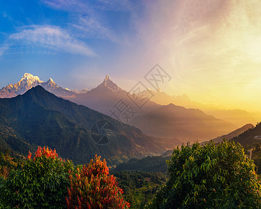 尼泊尔喜马拉雅山上的多彩日出图片