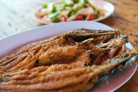 泰国海产食品市场上的鱼酱炸鱼营养食物辣椒动物叶子油炸菜单饮食盘子餐厅图片