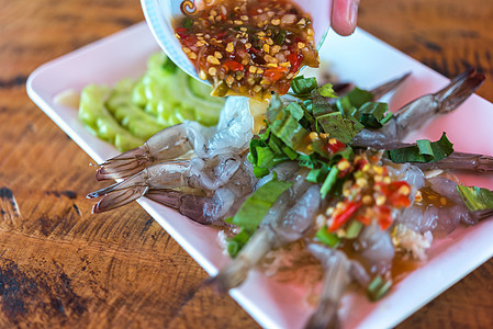泰国海产食品市场鱼酱中的虾草本植物蔬菜街道美食辣椒木头海鲜营养食物展示图片
