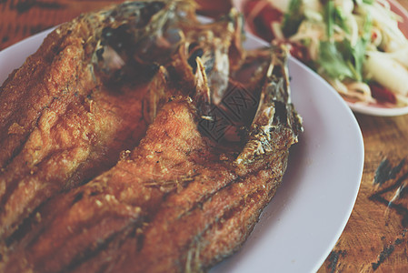 泰国海产食品市场上的鱼酱炸鱼油炸桌子鲷鱼烹饪辣椒美食海洋蔬菜饮食营养图片