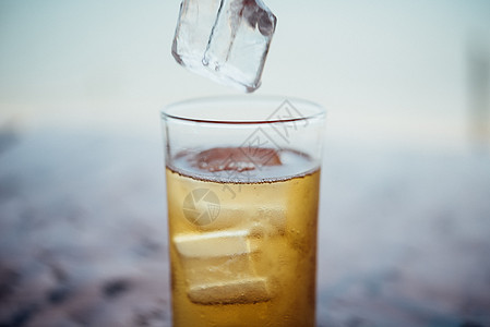 清新啤酒水加冰和霜饮料气泡木头宏观桌子生活啤酒厂酒精酒吧瓶子图片
