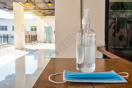 将医疗外科手术面具和洗手剂瓶放在桌上 用于个人卫生 帮助停止传播为公共卫生安全而爆发的 Corona病毒共食19医院凝胶防腐剂储图片