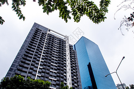 天空闪亮的现代建筑城市办公室建筑学公寓玻璃公司白色蓝色商业窗户图片