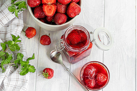 在新鲜草莓旁边的玻璃罐中的草莓酱 在白色的木制背景上 自制冬季水果坯料 选择性的焦点烘烤糖果重量早餐玻璃收成味道痛苦食物果汁图片