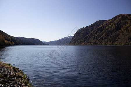 大山河附近的山岳和岸边 高山河附近日落场景跑步椽子银行国家溪流爬坡橙子太阳图片