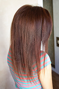 女孩身后长长的女头发花栗色身体蓝色板栗黑发福利治疗外貌女性工作室发型图片