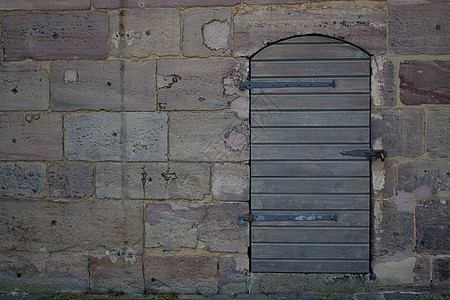 铁门对着石墙 走近城堡场景城市风化建筑历史历史性房子出口街道古董图片