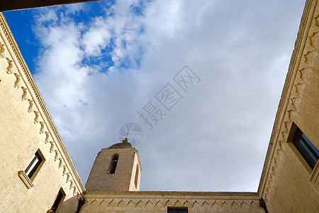 马泰拉圣阿戈斯蒂诺女修道院 Beige石面罩蓝色历史性天空建筑学庭院图片