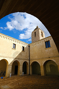 马泰拉圣阿戈斯蒂诺女修道院 Beige石面罩蓝色天空建筑学历史性庭院图片