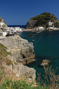 伊希亚岛圣坦吉洛 那不勒斯附近地中海村庄海湾港口蓝色海岸线海滩地质学海岸悬崖绿色图片