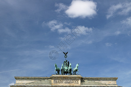 与胜利神像的夸德瑞加号 在布拉河上方首都天空建筑地标广场艺术蓝色中心雕像图片