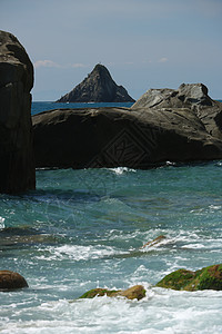 海浪拍打着五渔村附近的海滩和岩石 海浪拍打在荒凉的自然海滩和陡峭的山脉上蓝色海景地平线波浪悬崖风景石头图片