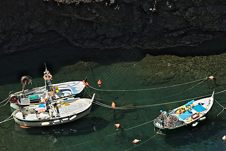 在港口的渔船上 从上面查看 在村庄里图片