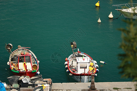 港口停泊着多姿多彩的渔船 从上面看背景图片
