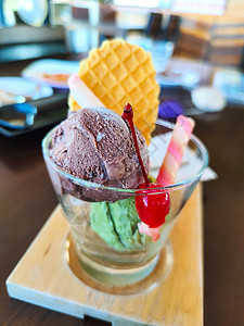 午餐后吃到美味的巧克力和绿色茶叶冰淇淋图片