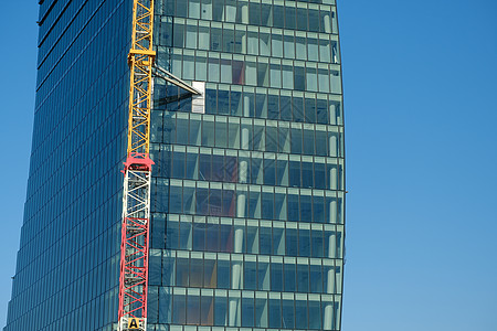 米兰市 城市生活中包括了硫磺酸盐建造天空建筑玻璃红色建筑学摩天大楼城市起重机图片