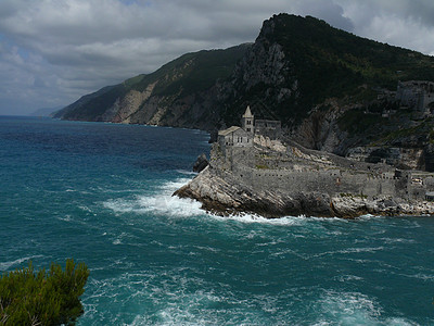 Portovenere的San PIetro教堂 建筑在一块俯视的岩石上石头大理石蓝色建筑学大地图片