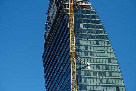 米兰市 城市生活中包括了硫磺酸盐建筑摩天大楼城市玻璃社论起重机天空建筑学将军红色图片