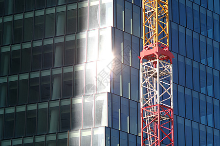建造PWC Li的建筑工地高塔起重机图片