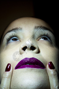 女人的肖像 用手对着脸成人红色头发嘴唇粉色美甲化妆品女士图片