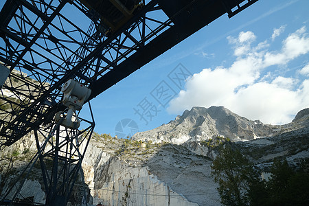 白色卡拉拉采石场的阿普安阿尔卑斯山全景车轮矿物天空石头采石蓝色大理石图片