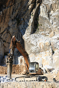 在卡拉拉大理石采石场装有拆锤的挖掘机采石萃取车辆装载机活动搬运工石头工作工业岩石图片