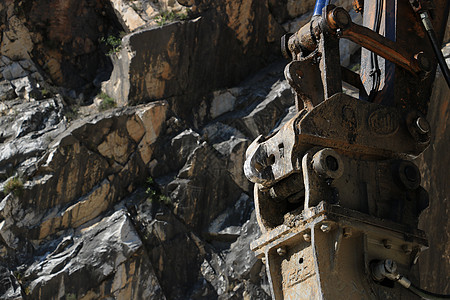 在一片白色卡拉拉大理石的采石场里 使用解火锤萃取采石曲目矿业推土机拆除石头挖掘工作锤子图片