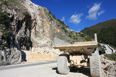 卡拉拉大理石采石场使用的一辆拖车运输车采石挖掘黄色白色运动岩石运输工业车辆图片
