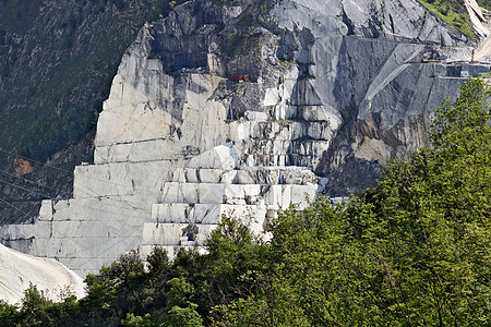 阿普安阿尔卑斯山白卡拉拉大理石采石场天空石头顶峰萃取绿色采石工作挖掘白色岩石图片