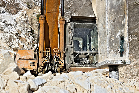 在卡拉拉大理石采石场装有拆锤的挖掘机矿业车辆岩石搬运工装载机工作机器采石大理石工业图片