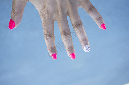 女性展示半永久性修指甲的手围巾艺术凝胶女孩治疗化妆品手指女士抛光美甲图片