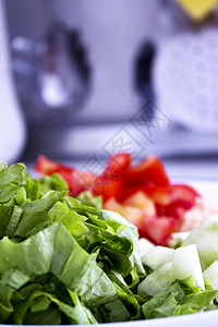 配有生菜 番茄 洋葱和黄瓜的沙拉盘子植物营养木头餐厅饮食食物叶子蔬菜午餐图片