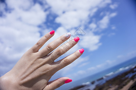 女性展示半永久性修指甲的手女孩女士治疗凝胶围巾手指美甲抛光艺术化妆品图片