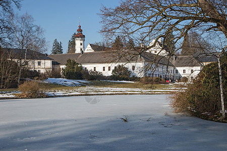 城堡 公园里有一个冰冻池塘旅行阳光建筑学蓝色旅游天线天空地标古董晴天图片