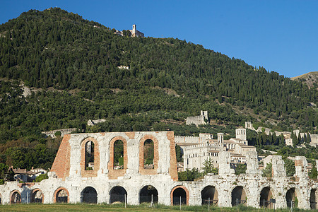 古比奥镇和罗马两栖剧院 在前台建筑景观教会建筑学城市历史性文化艺术历史旅行图片