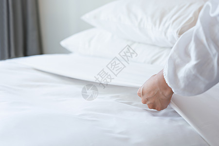 女用手在卧室里盖白床单女性职业管家女佣用品女手房子服务员枕头旅馆图片